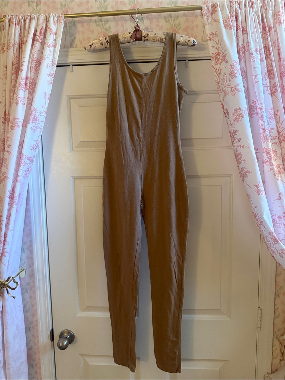 Heart & Hips Sleeveless Scoop-Neck Jumpsuit in Camel